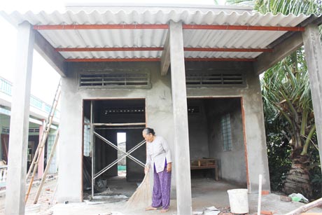 Bà Nguyễn Thị Sáu vui mừng trong ngôi nhà tình nghĩa sắp hoàn thành