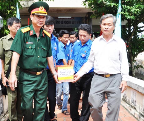 Đoàn cán bộ lãnh đạo tỉnh tiếp nhận hài cốt liệt sĩ quê Tiền Giang tại Khu tưởng niệm TNXP giải phóng miền Nam.