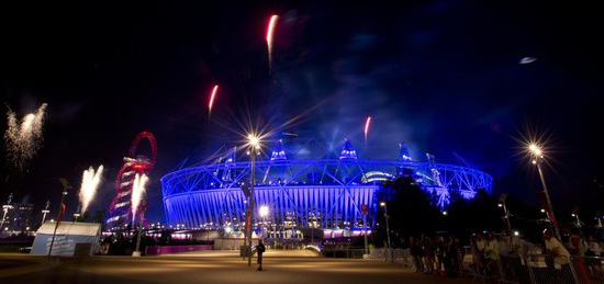 Sắc màu lung linh của sân Olympic trong lễ khai mạc môn bóng đá nữ