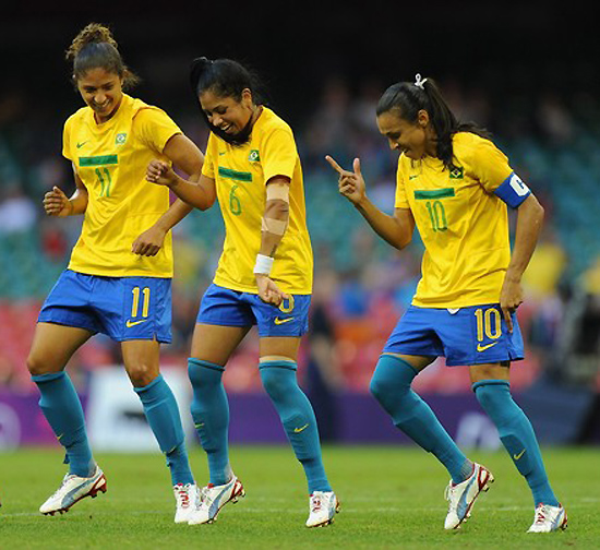 Vũ điệu La-tinh của các nữ cầu thủ Brazil trong chiến thắng 5-0 trước Cameroon