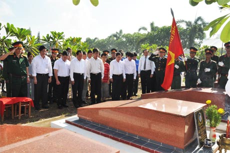 Nghi thức cải táng hài cốt Anh hùng LLVT nhân dân Lê Văn Nghề tại khu mộ tiêu biểu - Nghĩa trang Liệt sĩ tỉnh.