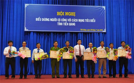 Ông Lê Văn Hưởng, Phó Chủ tịch UBND tỉnh trao Bằng khen cho các đơn vị có nhiều đóng góp cho phong trào đền ơn đáp nghĩa.