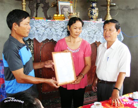 Ông Huỳnh Đức Minh, Bí thư Thành ủy Mỹ Tho trao Quyết định tặng nhà tình nghĩa cho bà Đỗ Thị Hồng Phượng.