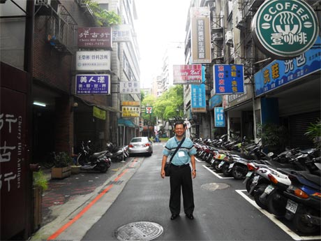 Tác giả trên 1 đoạn phố ở  Đài Loan.