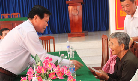 Ông Nguyễn Văn Khang, Chủ tịch UBND tỉnh thăm, tặng quà gia đình chính sách xã Mỹ Phong.
