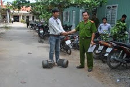 Thiếu tá Trương Văn Thương, Phó Đội trưởng CSĐT, Công an huyện Tân Phú Đông trao trả tài sản cho người bị hại.