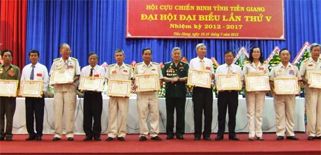 Thiếu tướng Phạm Hữu Bồng, Phó Chủ tịch Thường trực Trung ương Hội CCB Việt Nam trao Bằng khen cho các cá nhân.