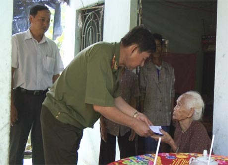 Thiếu tướng Nguyễn Chí Phi - Giám đốc CA tỉnh, thăm mẹ VNAH.
