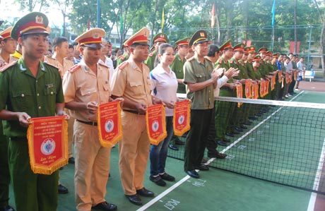 Đại tá Nguyễn Hữu Trí, PGĐ CA tỉnh trao cờ lưu niệm cho các đoàn tham dự Hội thao CATG năm 2012.