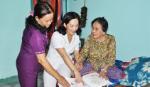 Tặng tập ký họa “Chân dung Mẹ” cho 8 mẹ Việt Nam anh hùng