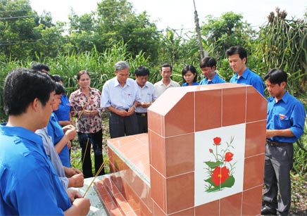 Các nhà báo cao niên cùng các bạn trẻ viếng mộ cố nhà báo Thái Phong.