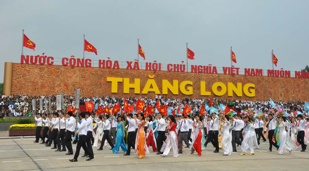 Công tác thông tin đối ngoại sẽ góp phần làm cho thế giới hiểu rõ và hiểu đúng về Việt Nam. Trong ảnh: Diễu hành trong Đại lễ 1.000 năm Thăng Long-Hà Nội. Hữu Chí
