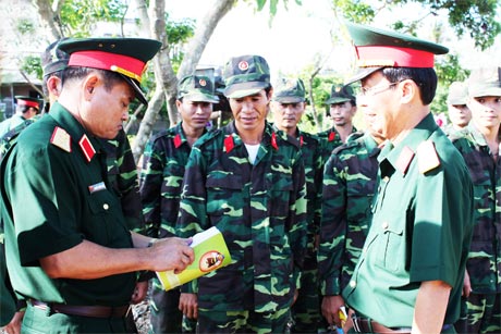 Trung tướng Nguyễn Phương Nam - Tư lệnh Quân khu 9 kiểm tra huấn luyện DBĐV ở Trung đoàn 924. Ảnh: Lê Tiễn