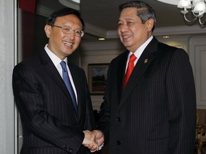 Tổng thống Indonesia Susilo Bambang Yudhoyono (phải) và Ngoại trưởng Trung Quốc Dương Khiết Trì. (Nguồn: Reuters)