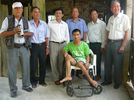 Hội Nạn nhân chất độc da cam tỉnh cùng lãnh đạo UBND huyện Tân Phước đi thăm và tặng quà cho nạn nhân ở xã Thạnh Mỹ.