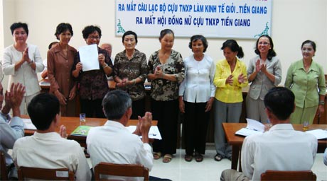 Bà Huỳnh Thị Lý, Chủ tịch Hội Cựu TNXP trao Quyết định thành lập Hội đồng Nữ cựu TNXP tỉnh.