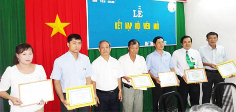 Ông Nguyễn Bảo Long, Phó Chủ tịch HHDN tỉnh  trao giấy chứng nhận hội viên.
