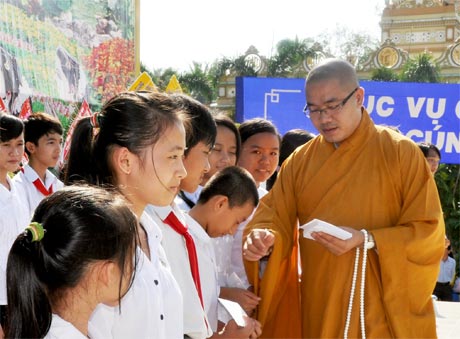 Tặng học bổng cho học sinh nghèo là hoạt động được Phật giáo tỉnh nhà quan tâm thực hiện. Ảnh: H. NGA