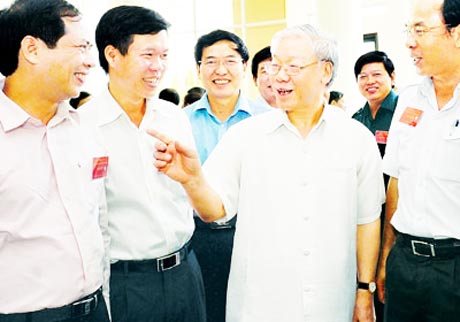 Tổng Bí thư Nguyễn Phú Trọng trao đổi cùng các đại biểu dự hội nghị. Ảnh: Việt Dũng