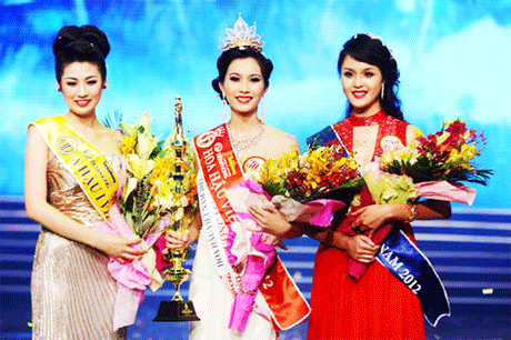Hoa hậu Việt Nam 2012 Đặng Thu Thảo (giữa). Á hậu 1 Dương Tú Anh (trái). Á hậu 2 Đỗ Hoàng Anh.