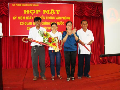 Bà Nguyễn Thị Bích Thủy, Phó Chánh Văn phòng UBND tỉnh trao giải nhảy bao bố tiếp sức.