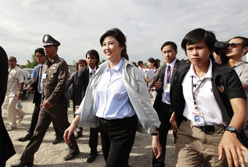 Thủ tướng Yingluck thăm vùng lụt hôm 1-8. Ảnh: The BangkokPost