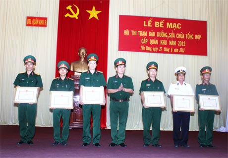 Thiếu tướng Lê Minh Tuấn, Phó Tư lệnh Quân khu 9 trao thưởng cho các đơn vị.