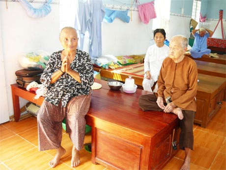 Những người già neo đơn đang được Mái ấm Kim Phước nuôi dưỡng.
