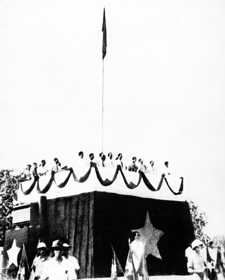 Chủ tịch Hồ chí Minh đọc tuyên ngôn độc lập tại quảng trường ba đình, Hà nội (ngày 2-9-1945)