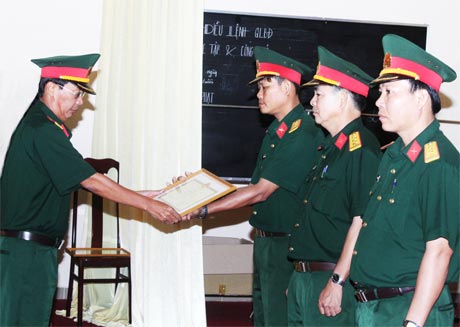 Đại tá Trần Văn Lan – Phó Bí thư Đảng ủy Quân sự tỉnh trao thưởng cho các tập thể và cá nhân đạt thành tích tốt.