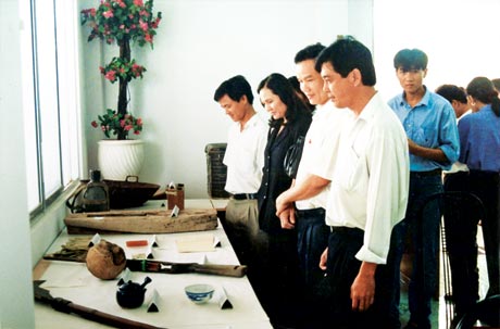 Tham quan hiện vật thời kháng chiến tại Bảo tàng Tiền Giang. 