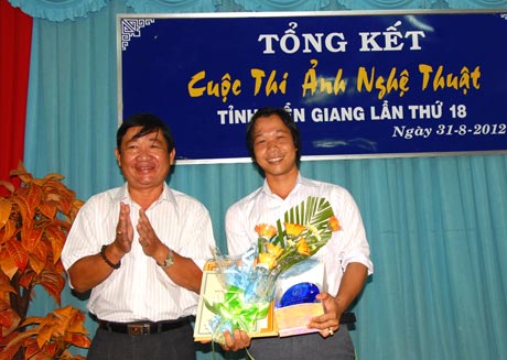 Ông Nguyễn Huỳnh Anh, Chủ tịch Hội VH-NT tỉnh trao giải nhất cho tác giả Lập Đức