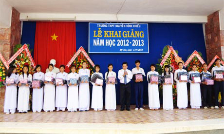 Bí thư Tỉnh ủy Trần Thế Ngọc trao quà cho học sinh Trường THPT Nguyễn Đình Chiểu.