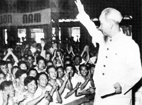 Thăm lớp học chính trị của giáo viên cấp II, cấp III toàn miền Bắc, Chủ tịch Hồ Chí Minh căn dặn: 