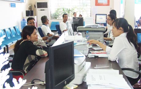 Làm theo Bác, nhân viên Ngân hàng Công thương Tây Tiền Giang nâng cao trách nhiệm  phục vụ khách hàng.