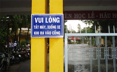 Tấm bảng  có thiện cảm trước cổng Trường THPT Nguyễn Đình Chiểu.