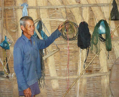 Chú Võ Văn Thương trong  căn nhà  đơn sơ  của mình.