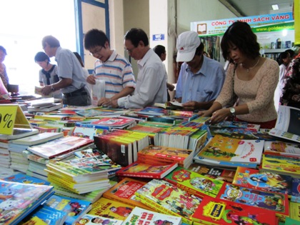 Triển lãm Hội chợ sách quốc tế - Việt Nam lần thứ IV thu bhuts hàng ngàn người tham dự.