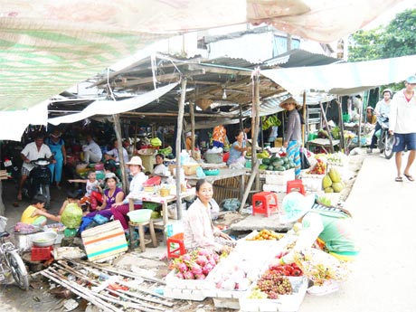 Chợ An Bình có chủ trương phải di dời vào chợ An Cư mới nhưng vẫn họp chợ mua bán (ảnh chụp vào sáng ngày 18-9-2012).