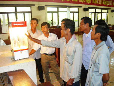 Nông dân trồng thanh long tìm hiểu về bóng đèn compact chống ẩm của Công ty CP bóng đèn Điện Quang tại buổi tập huấn.