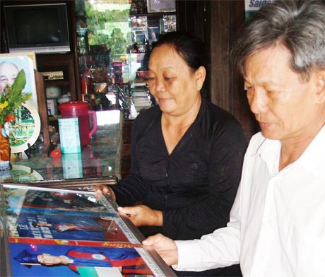Những bức ảnh các con trong lễ nhận bằng tốt nghiệp đại học luôn được ông Lê Văn Sáng và bà Trần Thị Hai (ngụ ấp Tân An, xã Tân Phong) trân trọng giữ gìn.