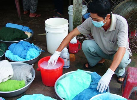 Tổ chức tẩm mùng bằng hóa chất để diệt muỗi phòng bệnh sốt rét và diễn tập phòng, chống cúm A H5N1.
