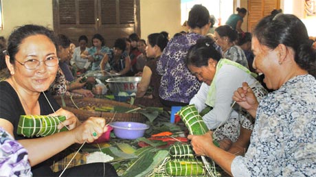 Người dân tham gia gói bánh tét phục vụ Lễ giỗ 144 năm cụ Nguyễn Trung Trực.