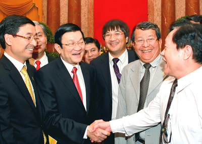 Chủ tịch nước Trương Tấn Sang cùng các doanh nhân tiêu biểu. - Ảnh: VNA