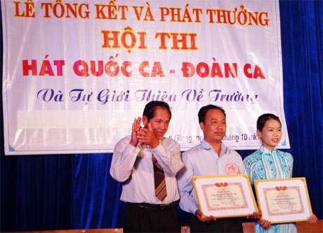 Ông Phạm Văn Khanh, Phó Giám đốc Sở GD&ĐT trao giải cho trường THPT Tân Hiệp và Tứ Kiệt.