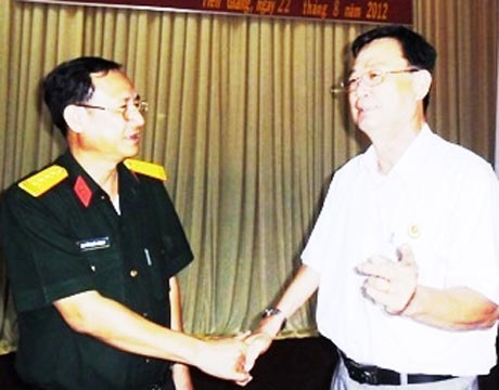 Đại tá Lê Dũng (phải) và Đại tá Nguyễn Khắc Trung bắt tay cùng phối hợp hoạt động.