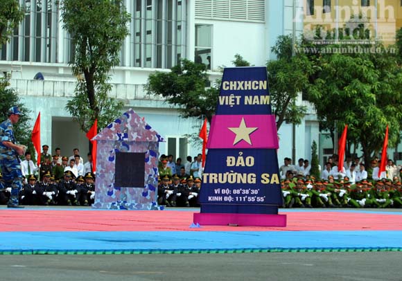 Mô hình mốc chủ quyền quần đảo Trường Sa của Việt Nam trong buổi biểu diễn bảo vệ vùng biển đảo thiêng liêng của Tổ quốc tại Học viện CSND