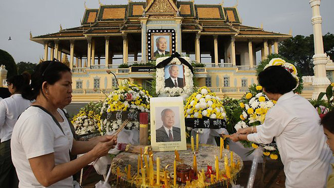 Người dân Campuchia đến thắp nhang trước hoàng gia.  Ảnh: AP