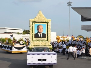 Người dân Campuchia đón thi hài cựu vương Norodom Sihanouk. Ảnh: Vietnam+