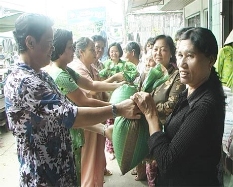 Hội LHPN xã Hậu Thành tặng gạo cho hội viên nghèo.